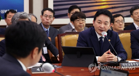 원희룡 국토교통부 장관이 20일 오전 서울 여의도 국회에서 열린 국토교통위원회 전체회의에서 의원 질의에 답변하고 있다. [연합뉴스]